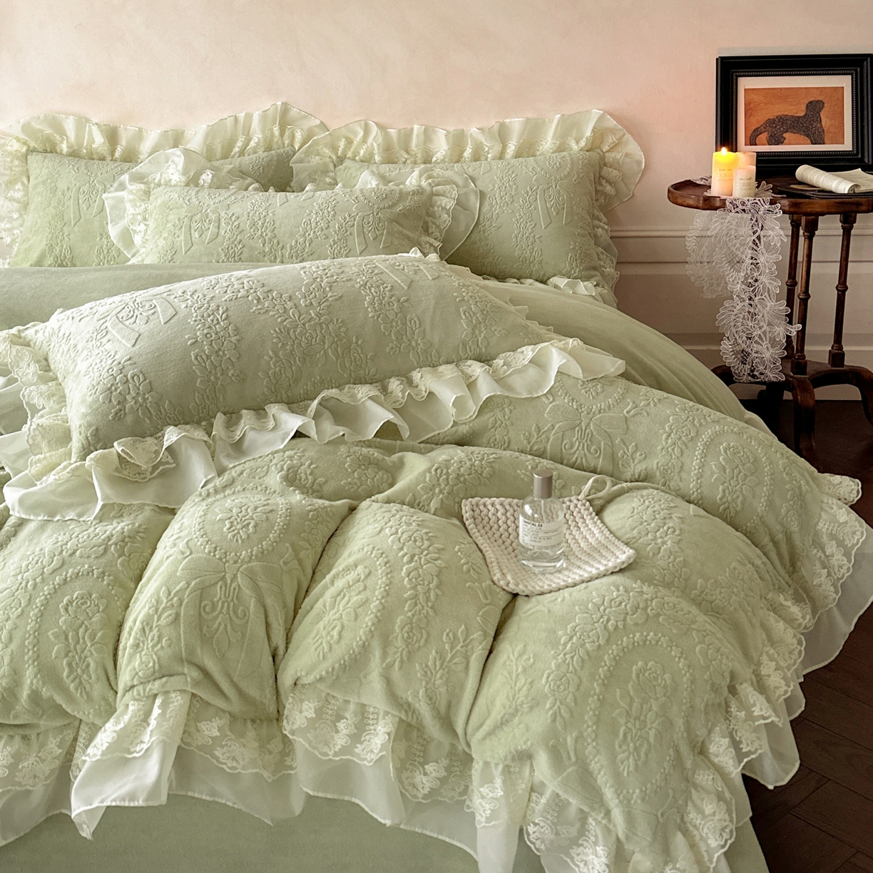91家纺网 家纺一手货源 找家纺 你好美丽 2025新款立体雕花牛奶绒双层花边四件套-玛丽系列 玛丽绿