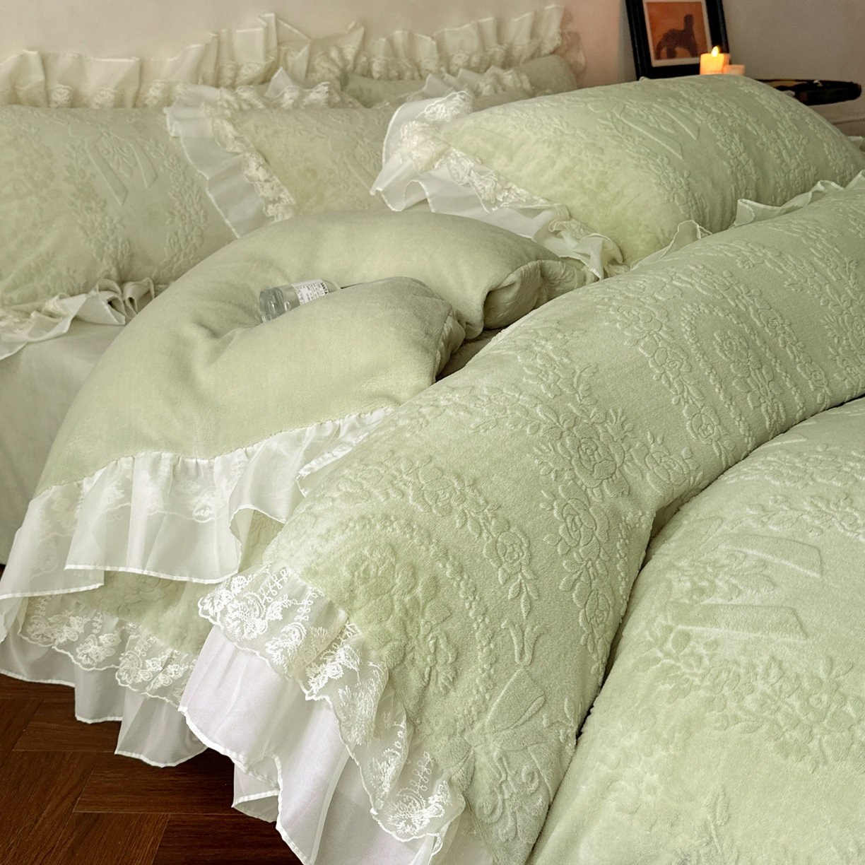 91家纺网 家纺一手货源 找家纺 你好美丽 2025新款立体雕花牛奶绒双层花边四件套-玛丽系列 玛丽绿