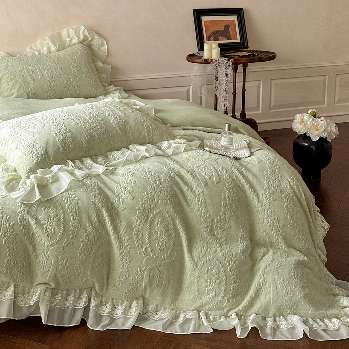91家纺网 家纺一手货源 找家纺 你好美丽 2025新款立体雕花牛奶绒双层花边四件套-玛丽系列 玛丽绿