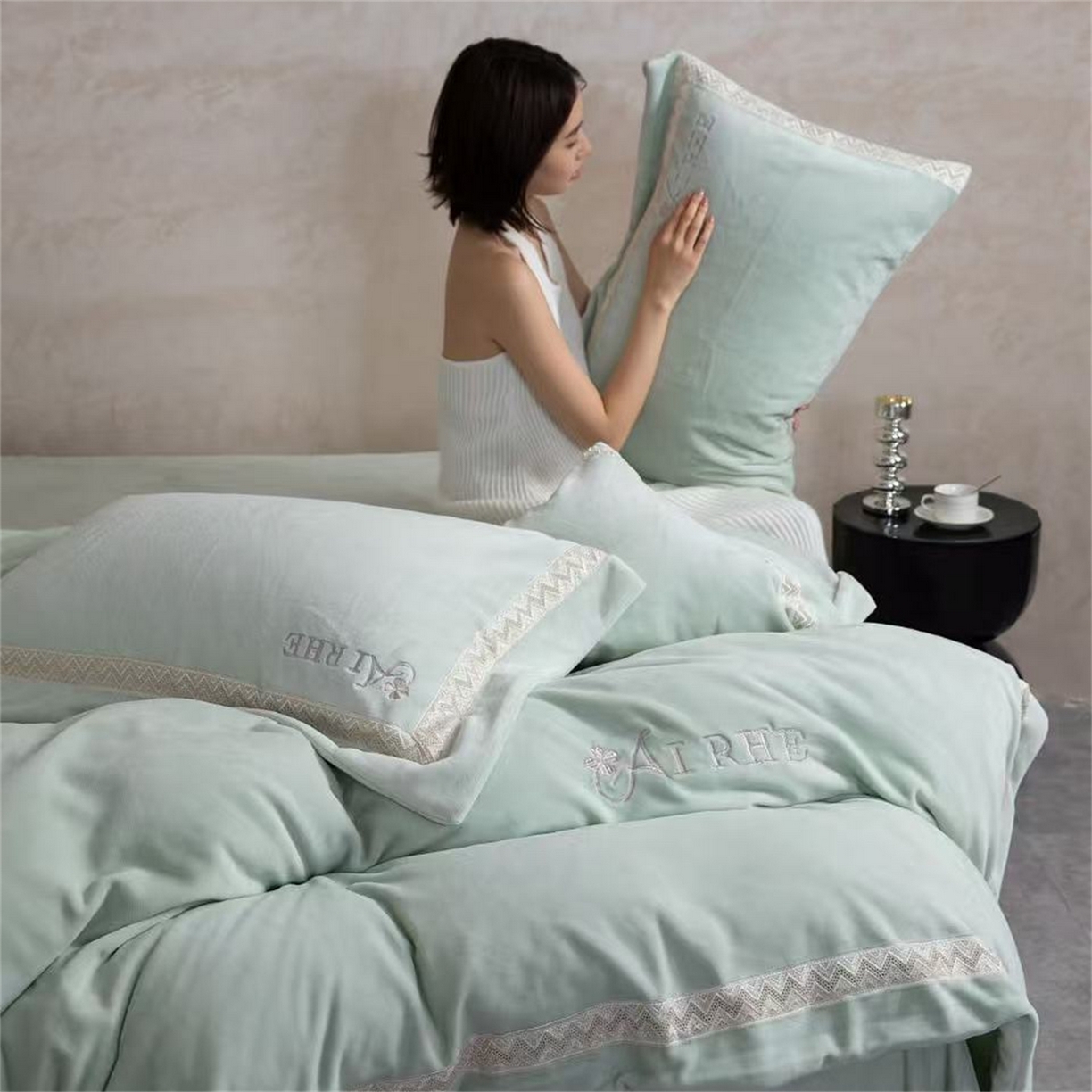 91家纺网 家纺一手货源 找家纺 （总）玖琳家纺 2025新款双面240克全消牛奶绒铂金牛奶绒四件套-罗伦丝系列