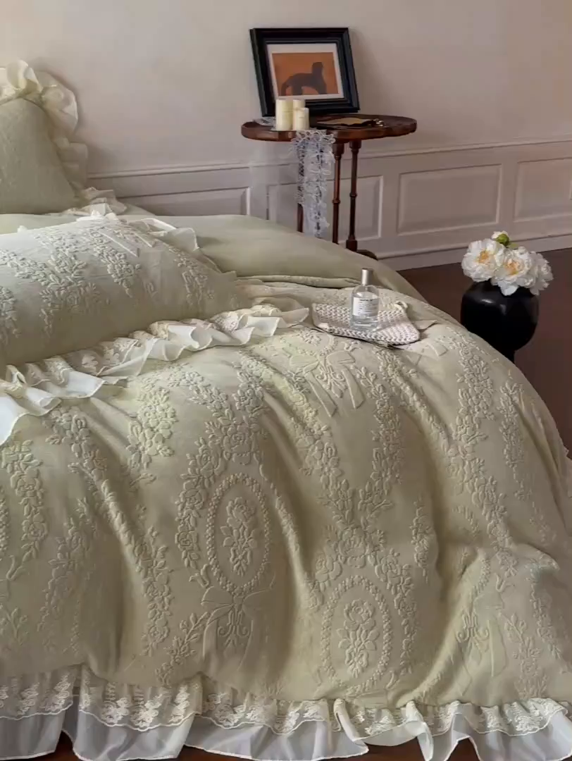 91家纺网 家纺一手货源 找家纺 你好美丽 2025新款立体雕花牛奶绒双层花边四件套-玛丽系列 玛丽绿