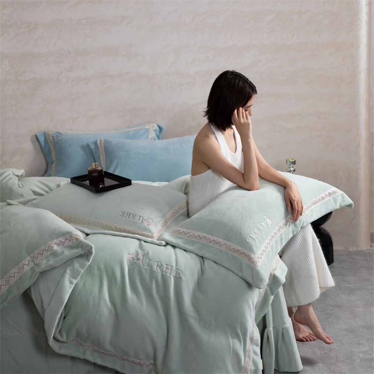 91家纺网 家纺一手货源 找家纺 玖琳家纺 2025新款双面240克全消牛奶绒铂金牛奶绒四件套-罗伦丝系列 碧水绿