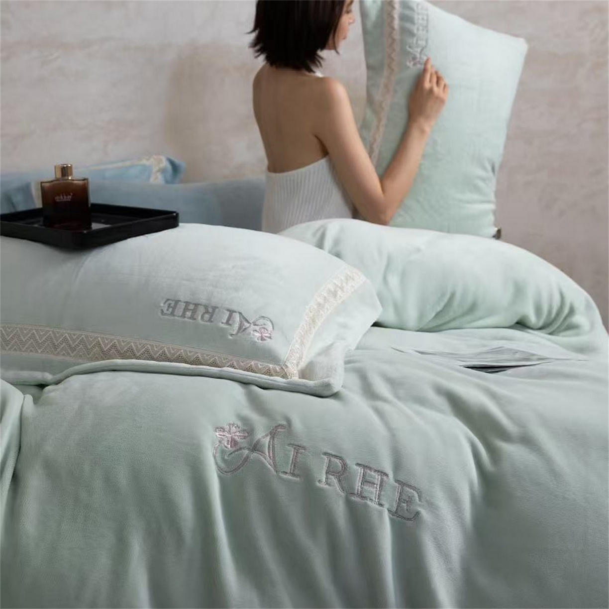 91家纺网 家纺一手货源 找家纺 玖琳家纺 2025新款双面240克全消牛奶绒铂金牛奶绒四件套-罗伦丝系列 碧水绿