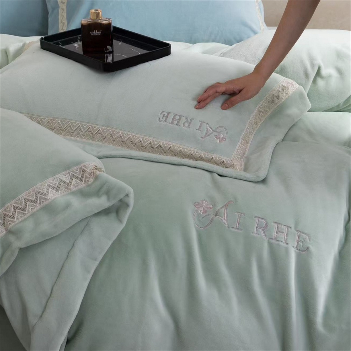 91家纺网 家纺一手货源 找家纺 玖琳家纺 2025新款双面240克全消牛奶绒铂金牛奶绒四件套-罗伦丝系列 碧水绿