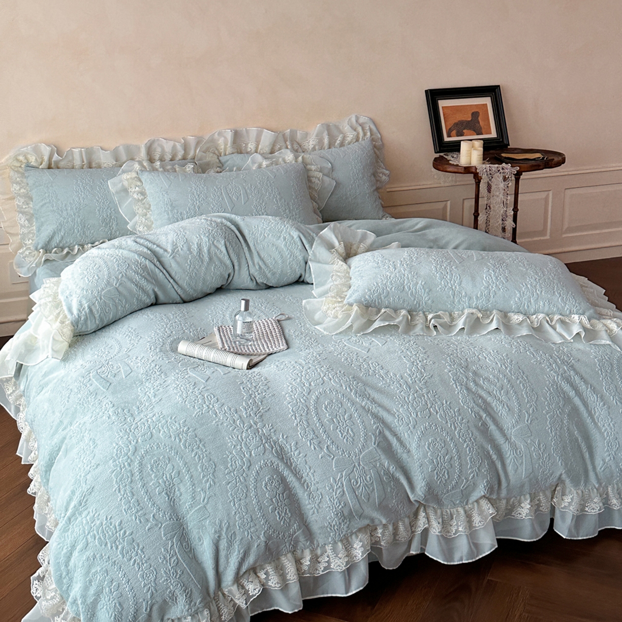91家纺网 家纺一手货源 找家纺 你好美丽 2025新款立体雕花牛奶绒双层花边四件套-玛丽系列 玛丽蓝