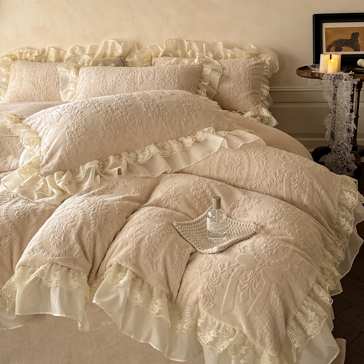 91家纺网 家纺一手货源 找家纺 你好美丽 2025新款立体雕花牛奶绒双层花边四件套-玛丽系列 玛丽咖