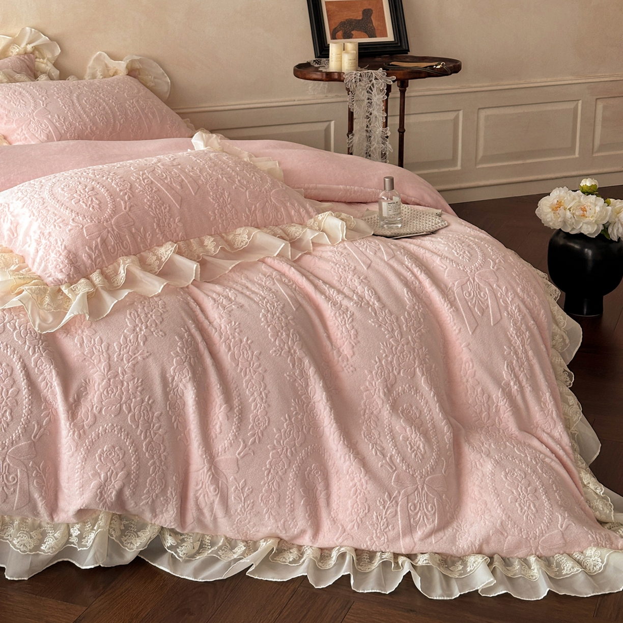 91家纺网 家纺一手货源 找家纺 你好美丽 2025新款立体雕花牛奶绒双层花边四件套-玛丽系列 玛丽粉