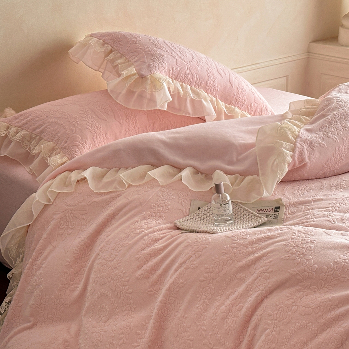 91家纺网 家纺一手货源 找家纺 你好美丽 2025新款立体雕花牛奶绒双层花边四件套-玛丽系列 玛丽粉