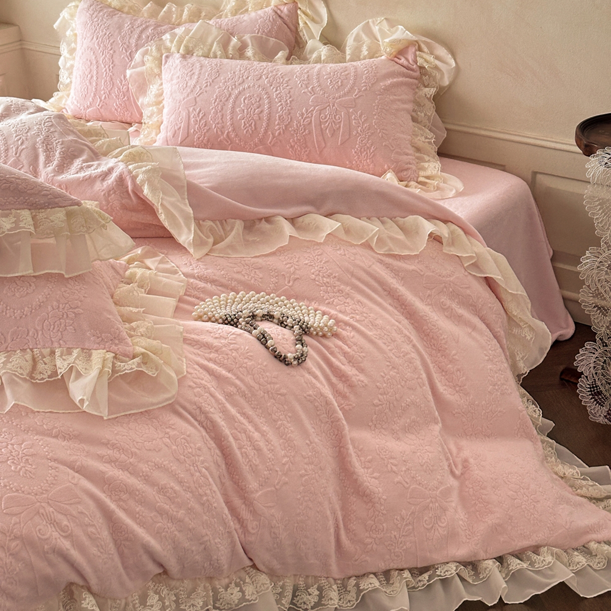 91家纺网 家纺一手货源 找家纺 你好美丽 2025新款立体雕花牛奶绒双层花边四件套-玛丽系列 玛丽粉