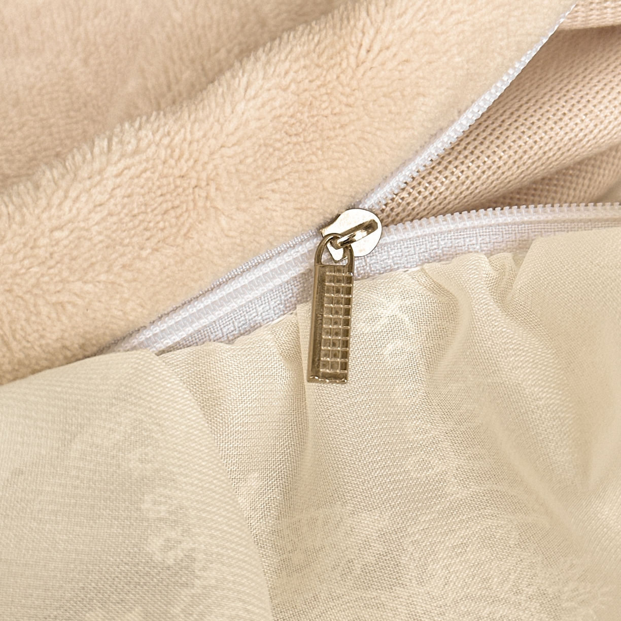 91家纺网 家纺一手货源 找家纺 你好美丽 2025新款立体雕花牛奶绒双层花边四件套-玛丽系列 玛丽咖