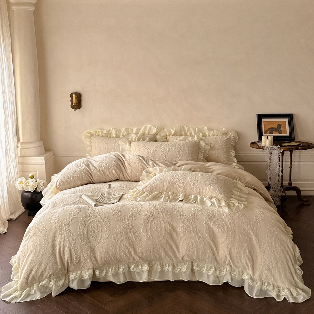 91家纺网 家纺一手货源 找家纺 你好美丽 2025新款立体雕花牛奶绒双层花边四件套-玛丽系列 玛丽咖