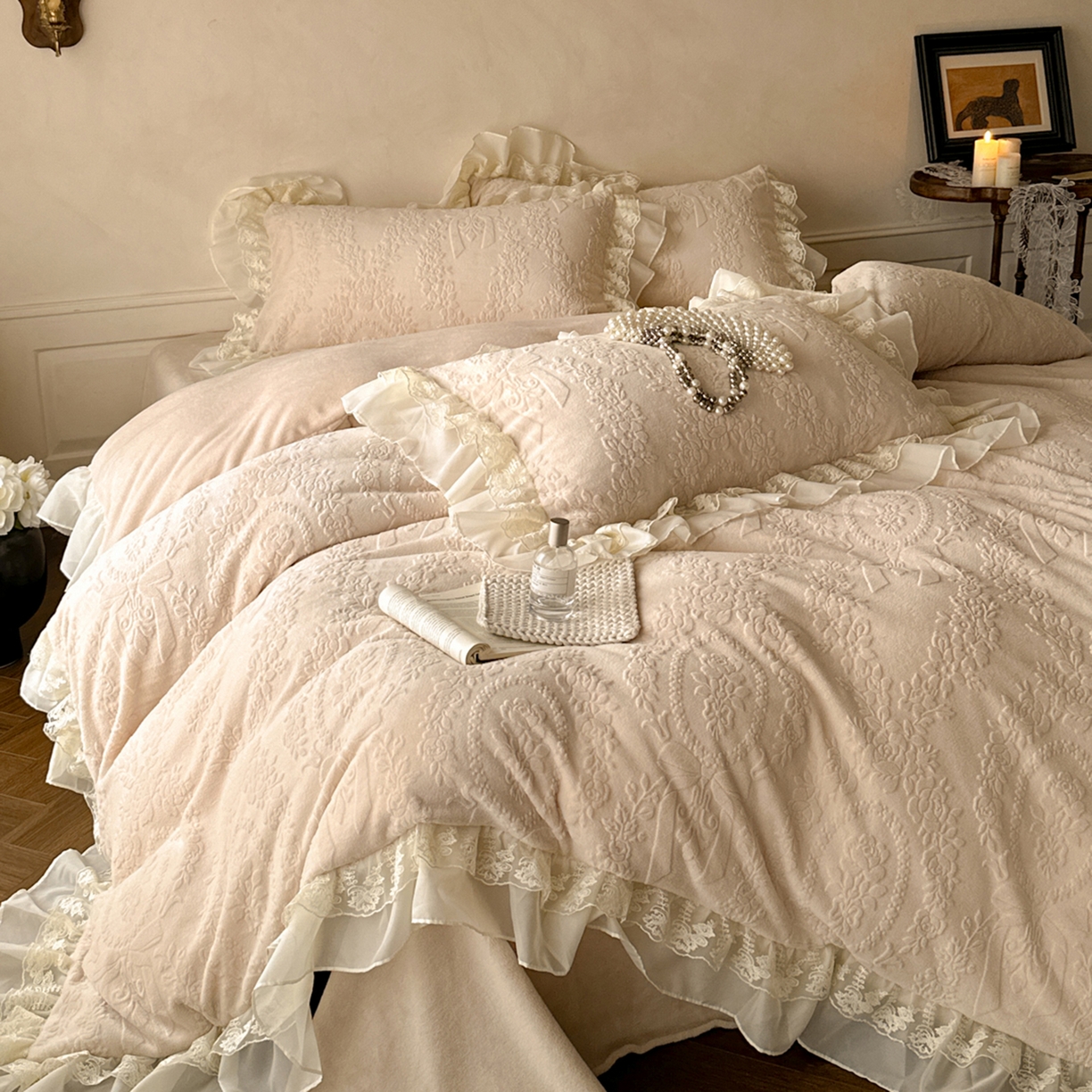 91家纺网 家纺一手货源 找家纺 你好美丽 2025新款立体雕花牛奶绒双层花边四件套-玛丽系列 玛丽咖