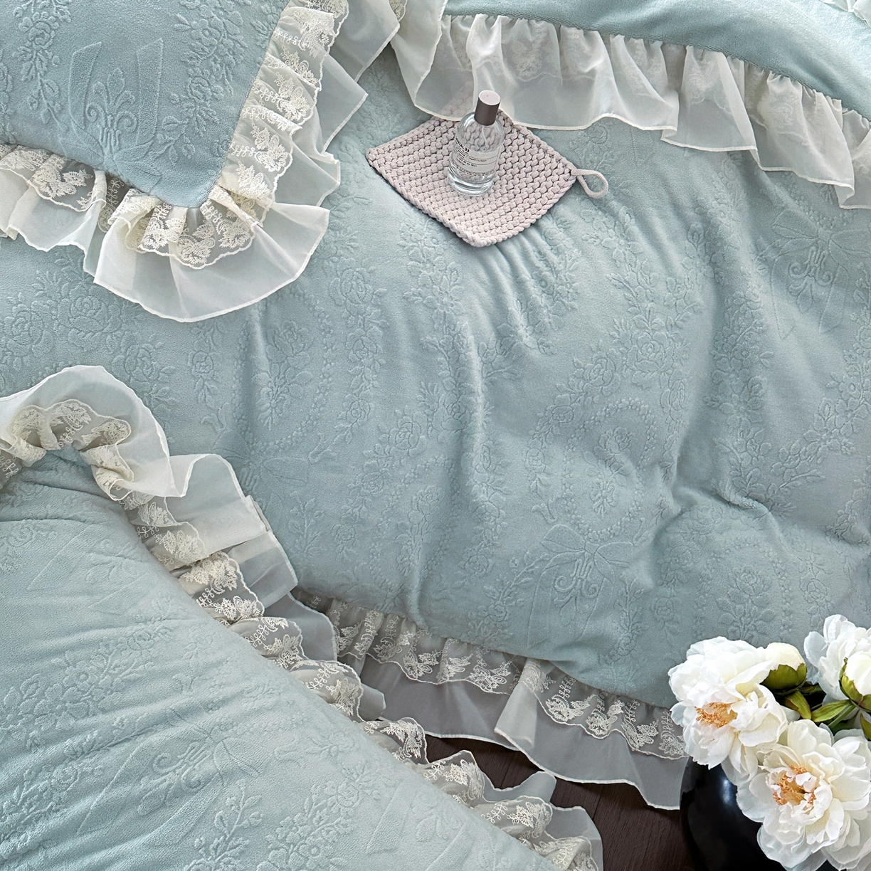 91家纺网 家纺一手货源 找家纺 你好美丽 2025新款立体雕花牛奶绒双层花边四件套-玛丽系列 玛丽蓝