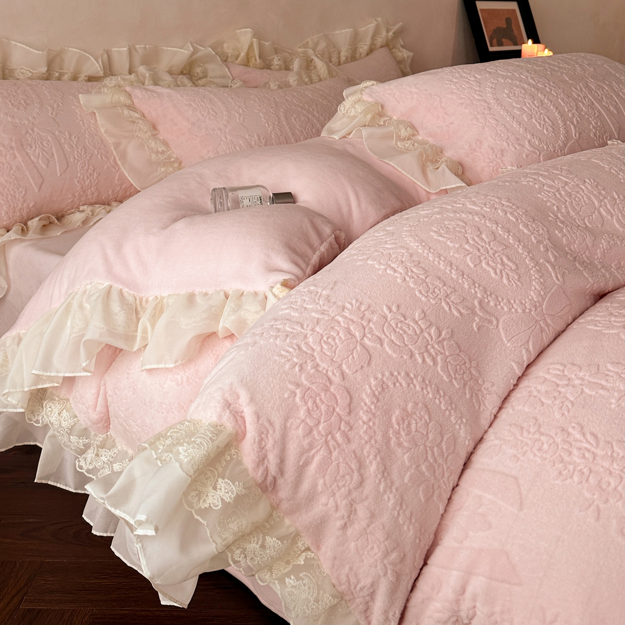 91家纺网 家纺一手货源 找家纺 你好美丽 2025新款立体雕花牛奶绒双层花边四件套-玛丽系列 玛丽粉