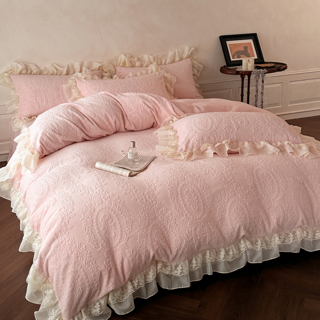91家纺网 家纺一手货源 找家纺 你好美丽 2025新款立体雕花牛奶绒双层花边四件套-玛丽系列 玛丽粉