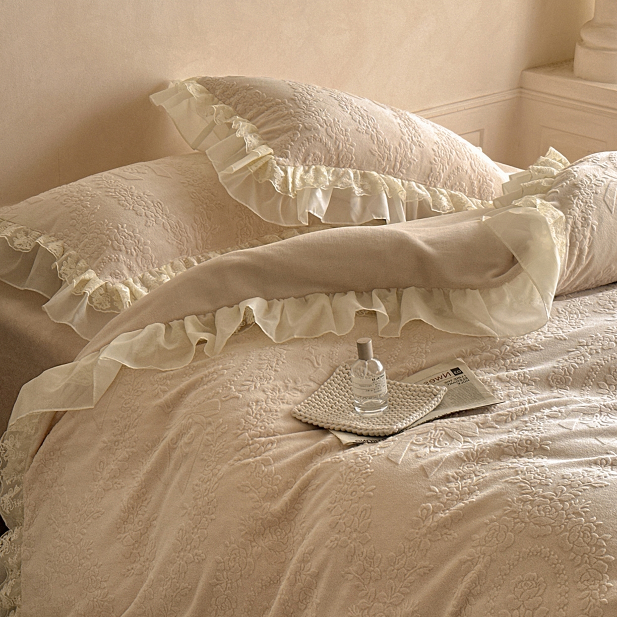 91家纺网 家纺一手货源 找家纺 你好美丽 2025新款立体雕花牛奶绒双层花边四件套-玛丽系列 玛丽咖