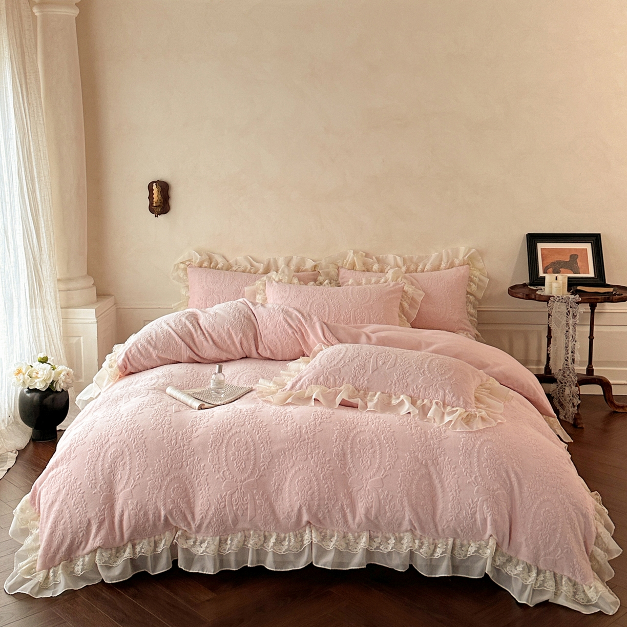 91家纺网 家纺一手货源 找家纺 你好美丽 2025新款立体雕花牛奶绒双层花边四件套-玛丽系列 玛丽粉