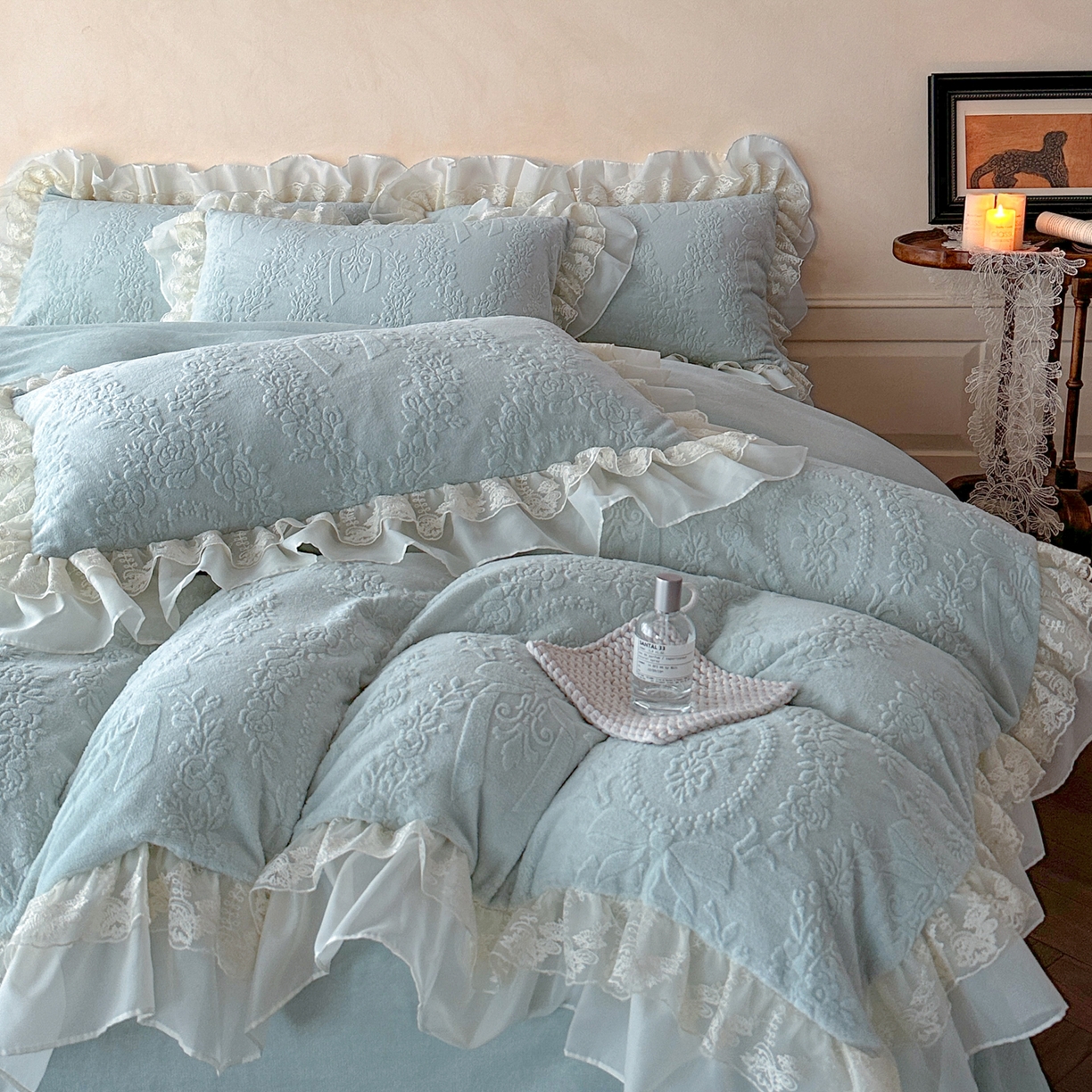 91家纺网 家纺一手货源 找家纺 你好美丽 2025新款立体雕花牛奶绒双层花边四件套-玛丽系列 玛丽蓝