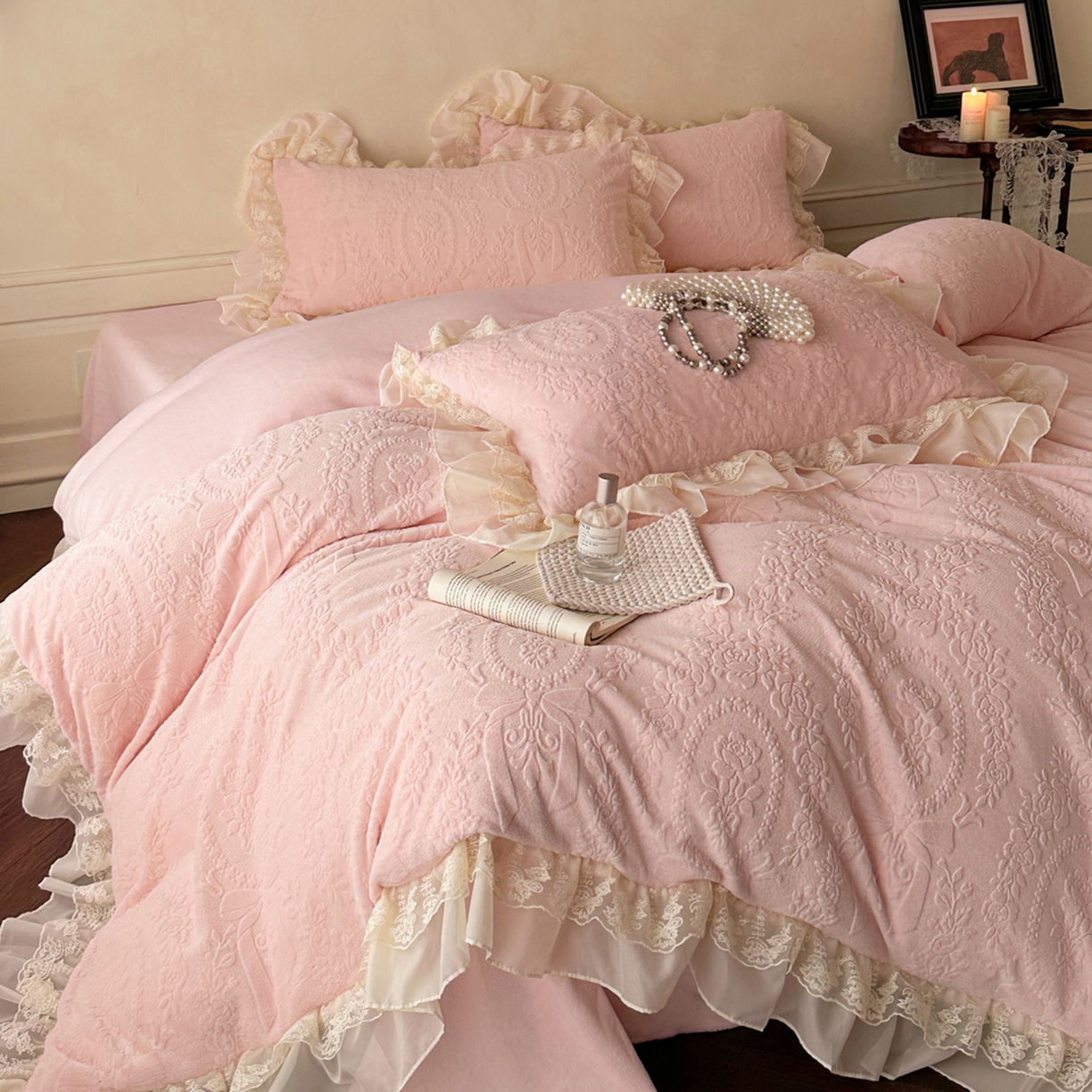 91家纺网 家纺一手货源 找家纺 你好美丽 2025新款立体雕花牛奶绒双层花边四件套-玛丽系列 玛丽粉