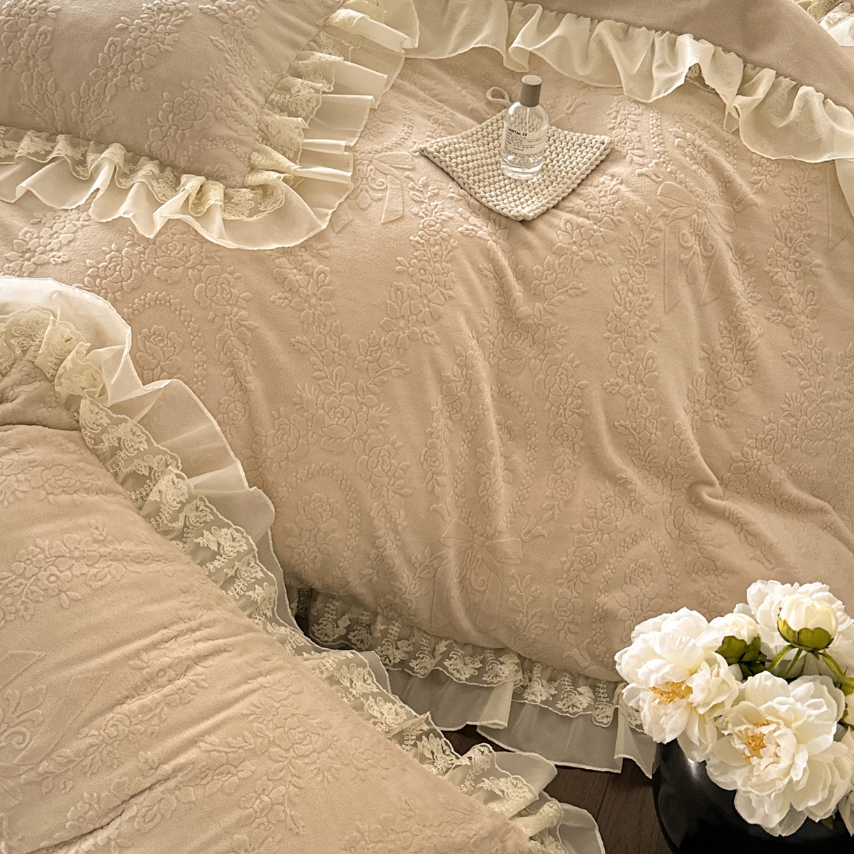 91家纺网 家纺一手货源 找家纺 你好美丽 2025新款立体雕花牛奶绒双层花边四件套-玛丽系列 玛丽咖