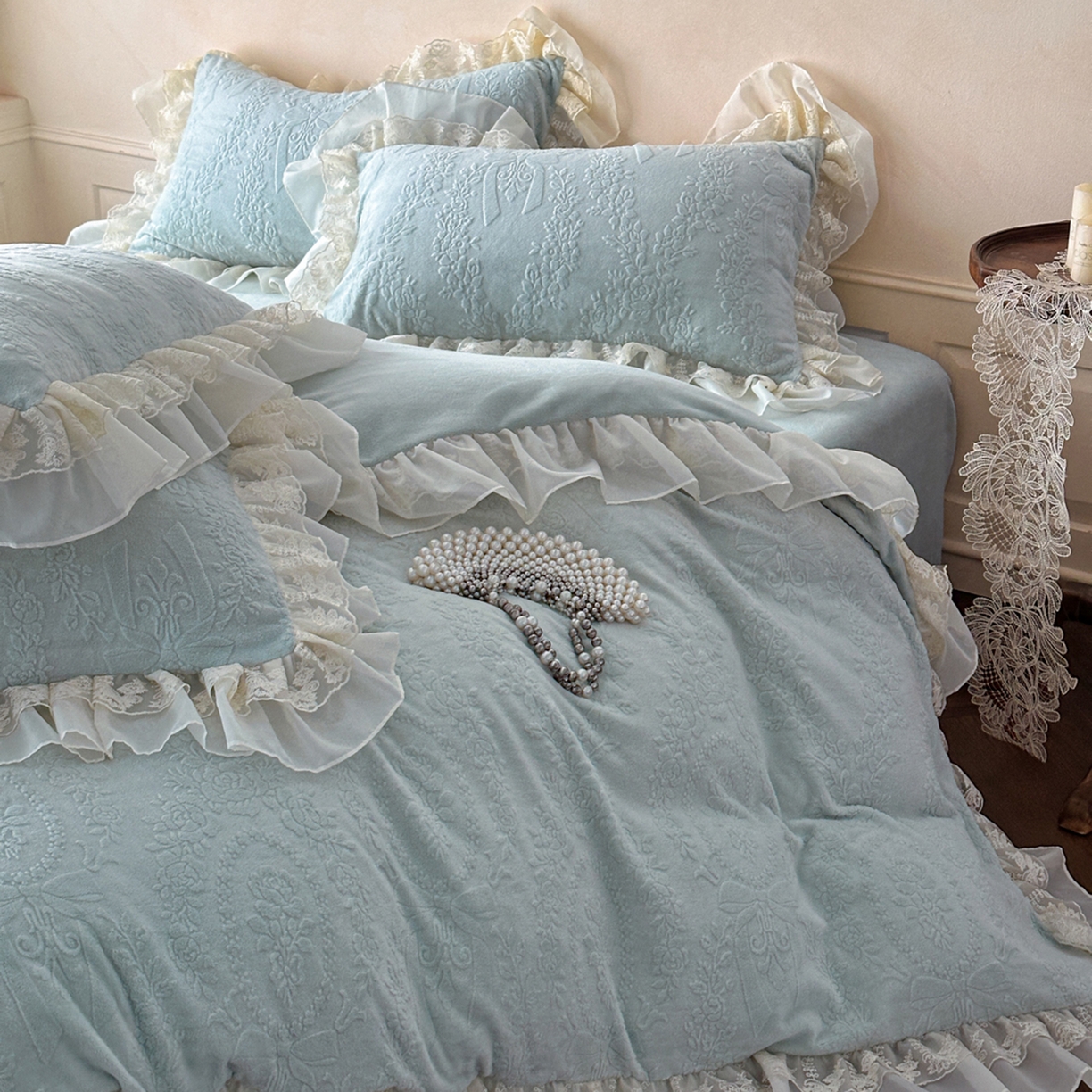 91家纺网 家纺一手货源 找家纺 你好美丽 2025新款立体雕花牛奶绒双层花边四件套-玛丽系列 玛丽蓝