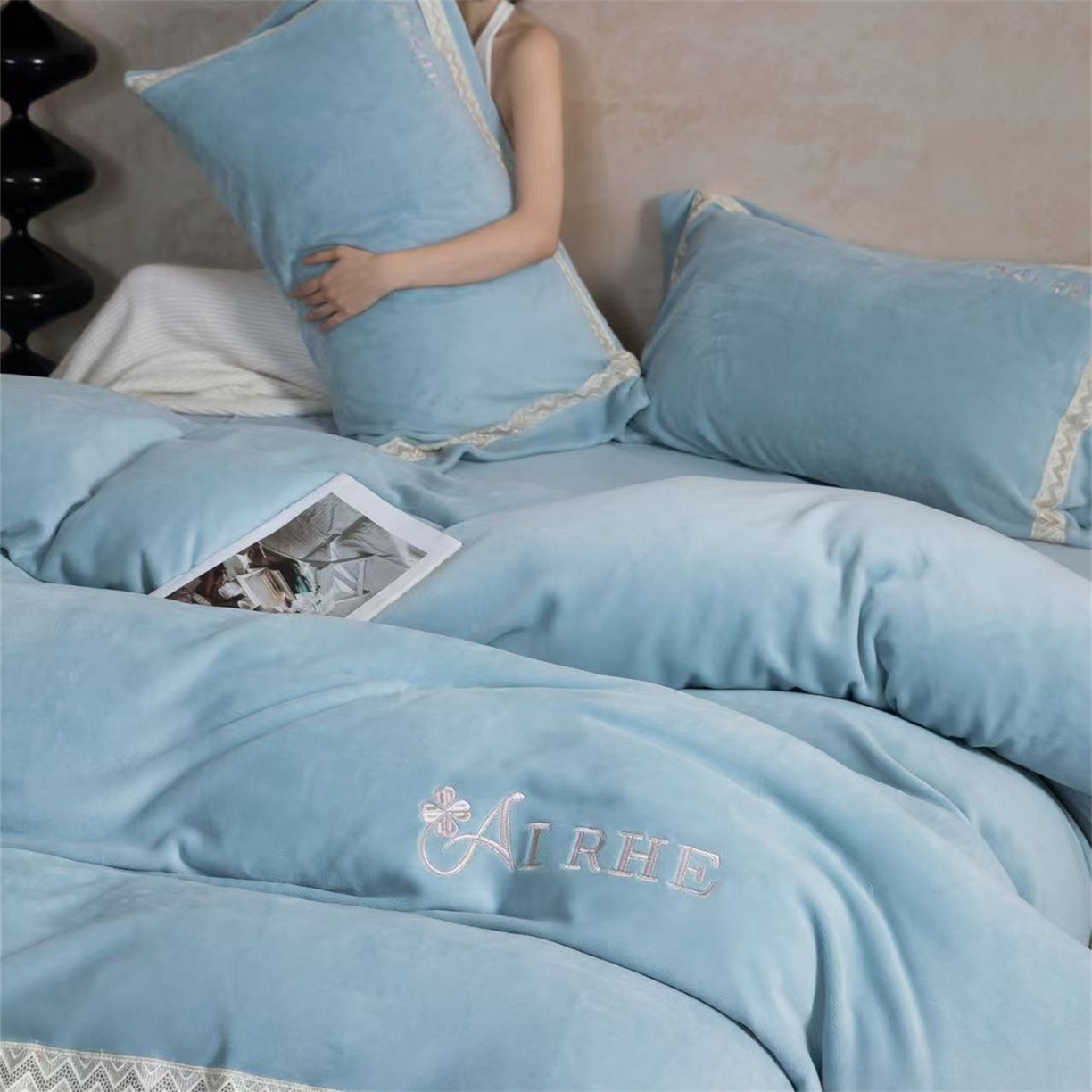 91家纺网 家纺一手货源 找家纺 玖琳家纺 2025新款双面240克全消牛奶绒铂金牛奶绒四件套-罗伦丝系列 湖蓝色