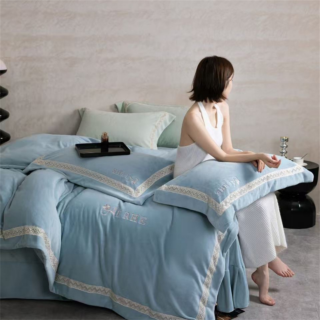 91家纺网 家纺一手货源 找家纺 玖琳家纺 2025新款双面240克全消牛奶绒铂金牛奶绒四件套-罗伦丝系列 湖蓝色