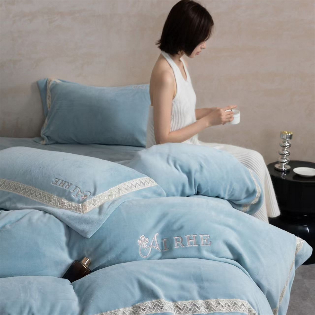 91家纺网 家纺一手货源 找家纺 玖琳家纺 2025新款双面240克全消牛奶绒铂金牛奶绒四件套-罗伦丝系列 湖蓝色
