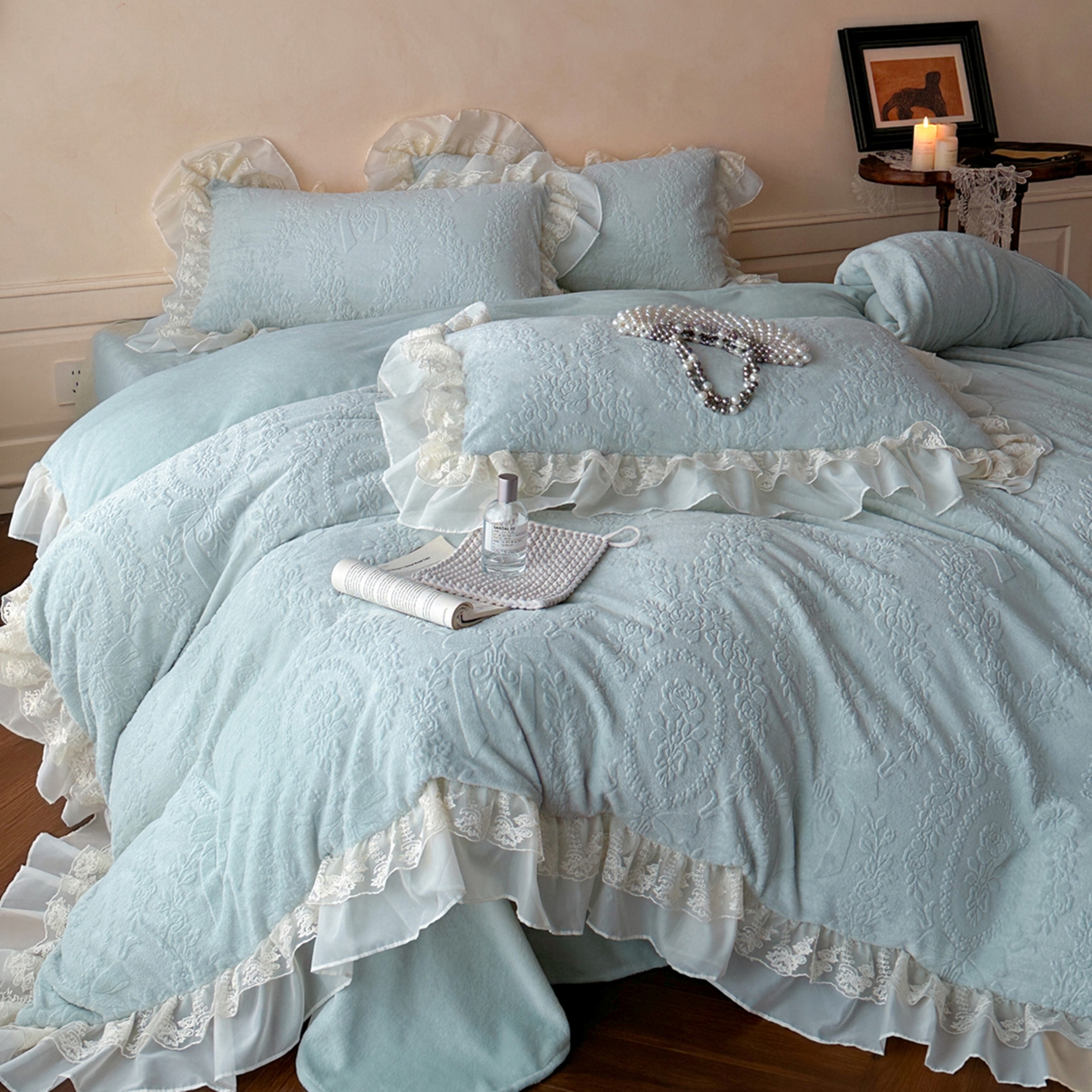 91家纺网 家纺一手货源 找家纺 你好美丽 2025新款立体雕花牛奶绒双层花边四件套-玛丽系列 玛丽蓝