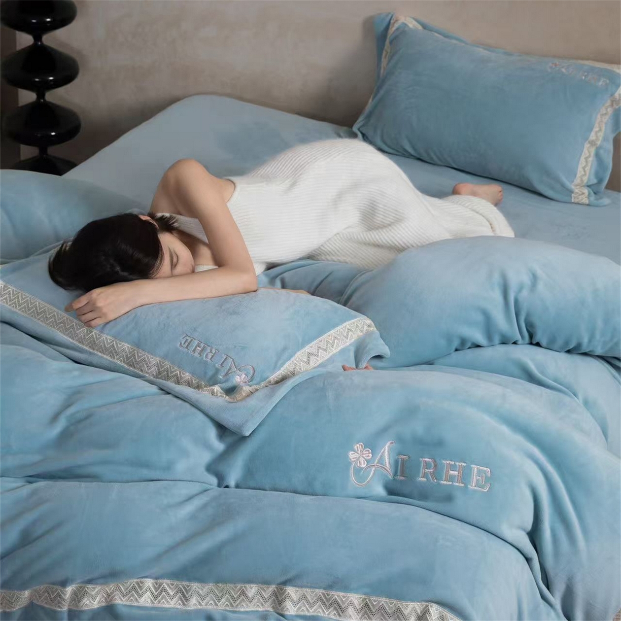 91家纺网 家纺一手货源 找家纺 玖琳家纺 2025新款双面240克全消牛奶绒铂金牛奶绒四件套-罗伦丝系列 湖蓝色
