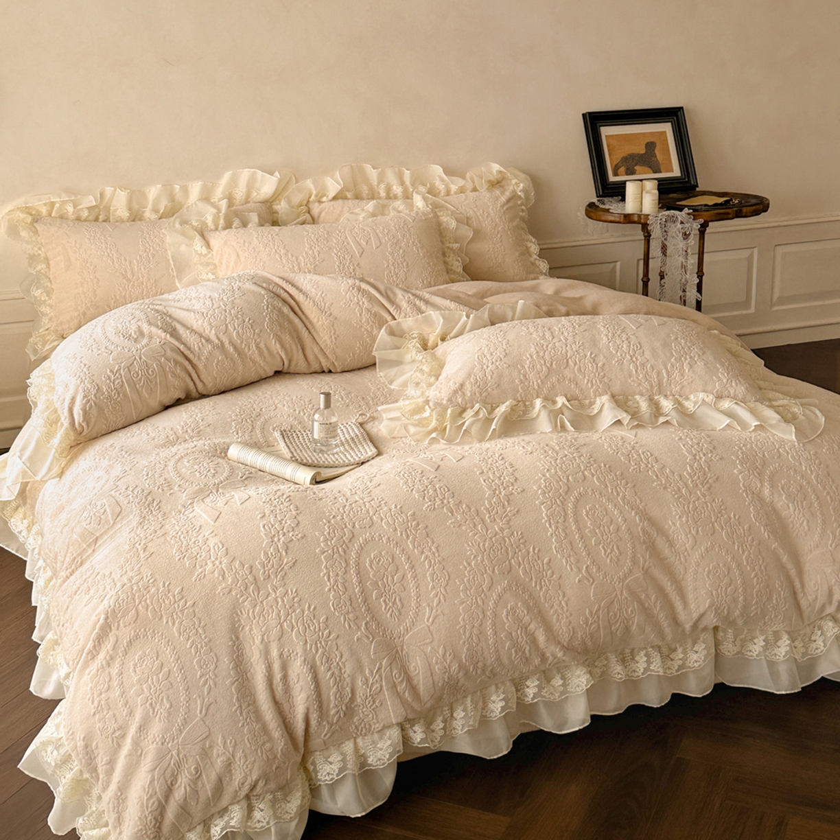91家纺网 家纺一手货源 找家纺 你好美丽 2025新款立体雕花牛奶绒双层花边四件套-玛丽系列 玛丽咖