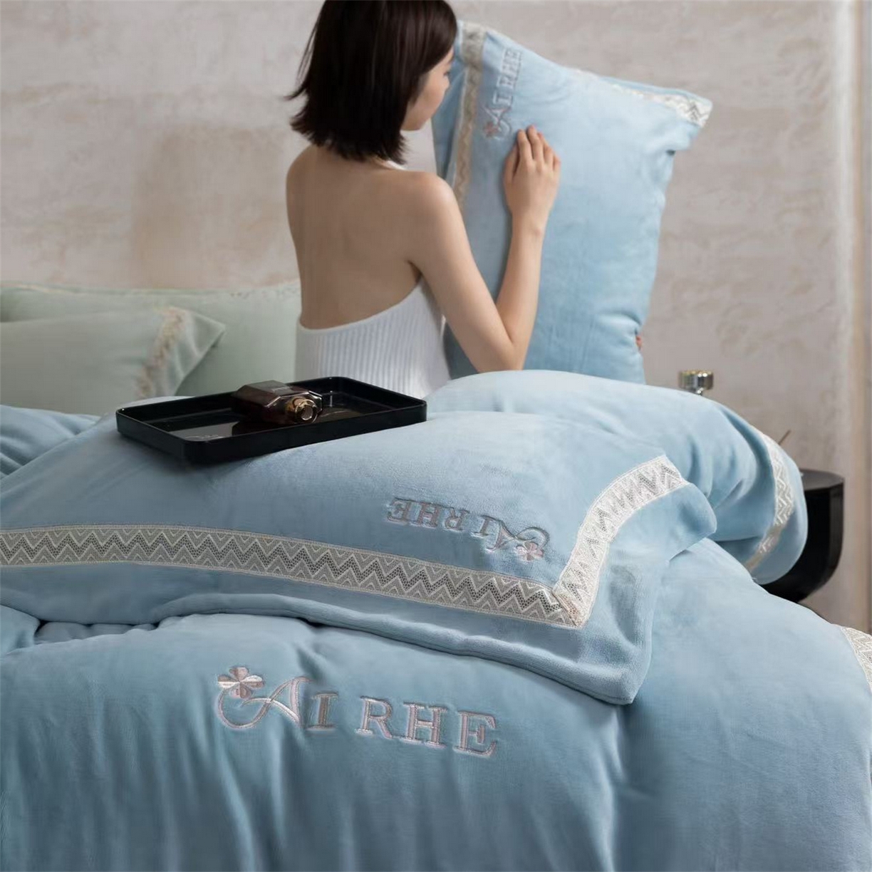 91家纺网 家纺一手货源 找家纺 玖琳家纺 2025新款双面240克全消牛奶绒铂金牛奶绒四件套-罗伦丝系列 湖蓝色