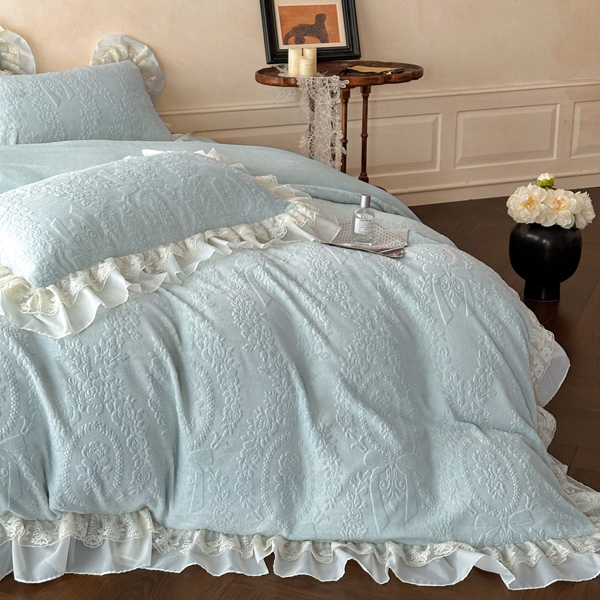 91家纺网 家纺一手货源 找家纺 你好美丽 2025新款立体雕花牛奶绒双层花边四件套-玛丽系列 玛丽蓝