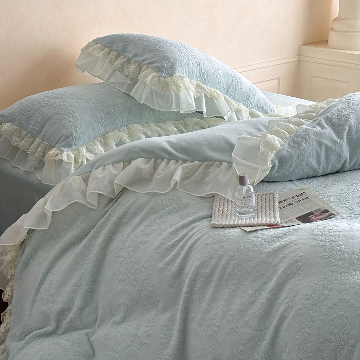 91家纺网 家纺一手货源 找家纺 你好美丽 2025新款立体雕花牛奶绒双层花边四件套-玛丽系列 玛丽蓝