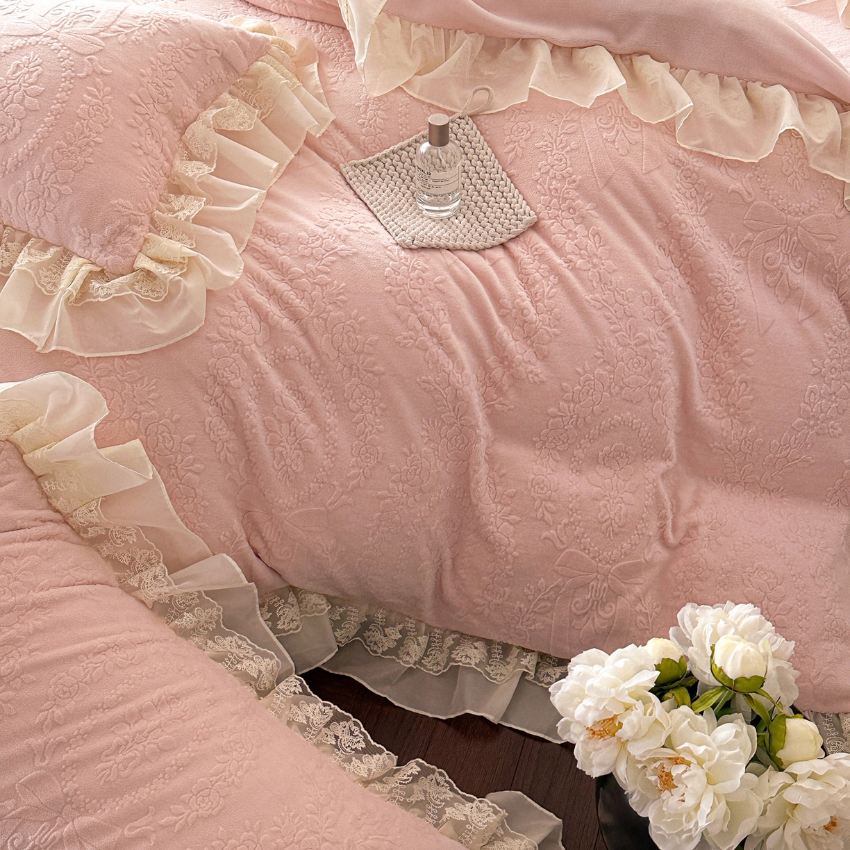 91家纺网 家纺一手货源 找家纺 你好美丽 2025新款立体雕花牛奶绒双层花边四件套-玛丽系列 玛丽粉