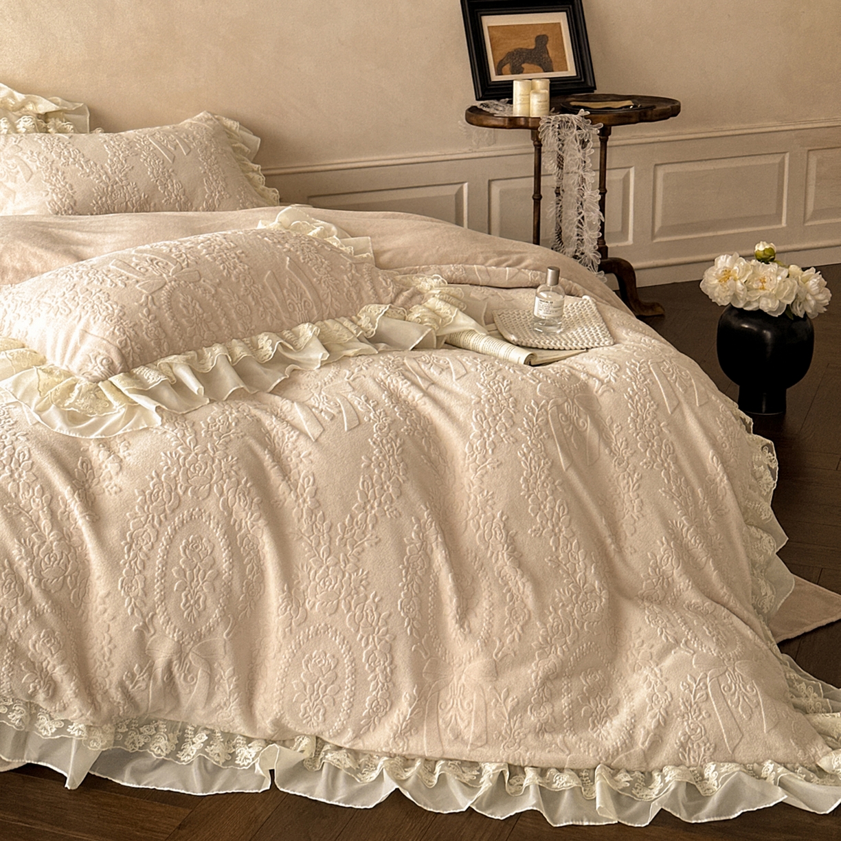 91家纺网 家纺一手货源 找家纺 你好美丽 2025新款立体雕花牛奶绒双层花边四件套-玛丽系列 玛丽咖