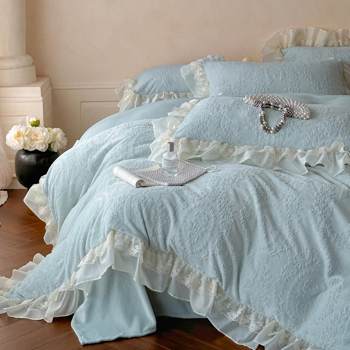 91家纺网 家纺一手货源 找家纺 你好美丽 2025新款立体雕花牛奶绒双层花边四件套-玛丽系列 玛丽蓝