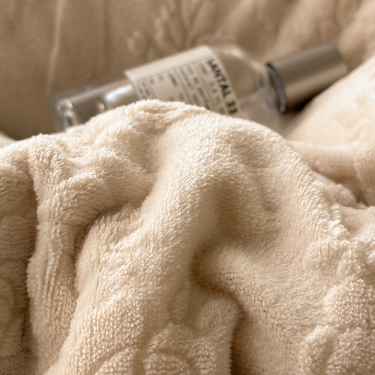 91家纺网 家纺一手货源 找家纺 你好美丽 2025新款立体雕花牛奶绒双层花边四件套-玛丽系列 玛丽咖