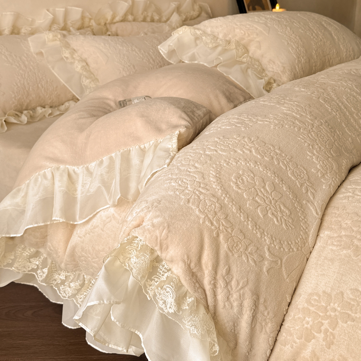 91家纺网 家纺一手货源 找家纺 你好美丽 2025新款立体雕花牛奶绒双层花边四件套-玛丽系列 玛丽咖