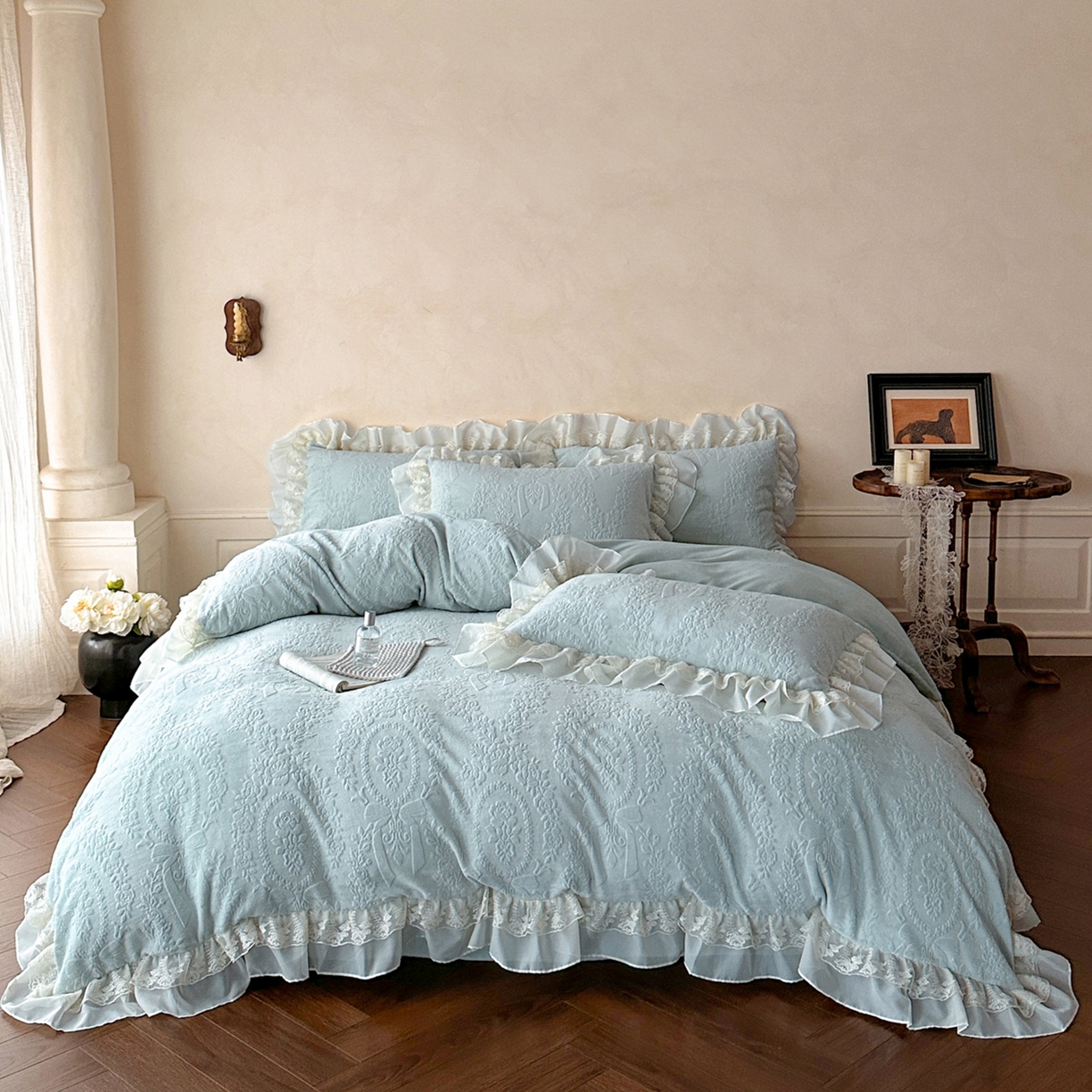 91家纺网 家纺一手货源 找家纺 你好美丽 2025新款立体雕花牛奶绒双层花边四件套-玛丽系列 玛丽蓝