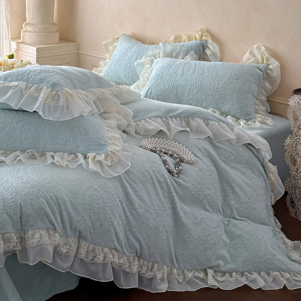 91家纺网 家纺一手货源 找家纺 你好美丽 2025新款立体雕花牛奶绒双层花边四件套-玛丽系列 玛丽蓝