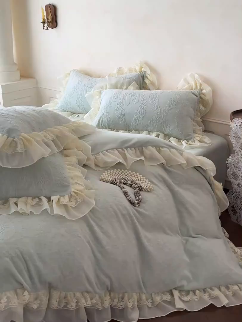 91家纺网 家纺一手货源 找家纺 你好美丽 2025新款立体雕花牛奶绒双层花边四件套-玛丽系列 玛丽蓝