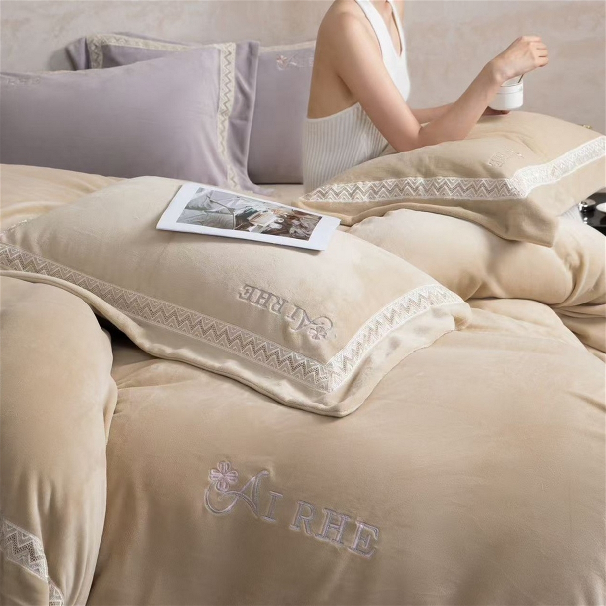 91家纺网 家纺一手货源 找家纺 玖琳家纺 2025新款双面240克全消牛奶绒铂金牛奶绒四件套-罗伦丝系列 卡其