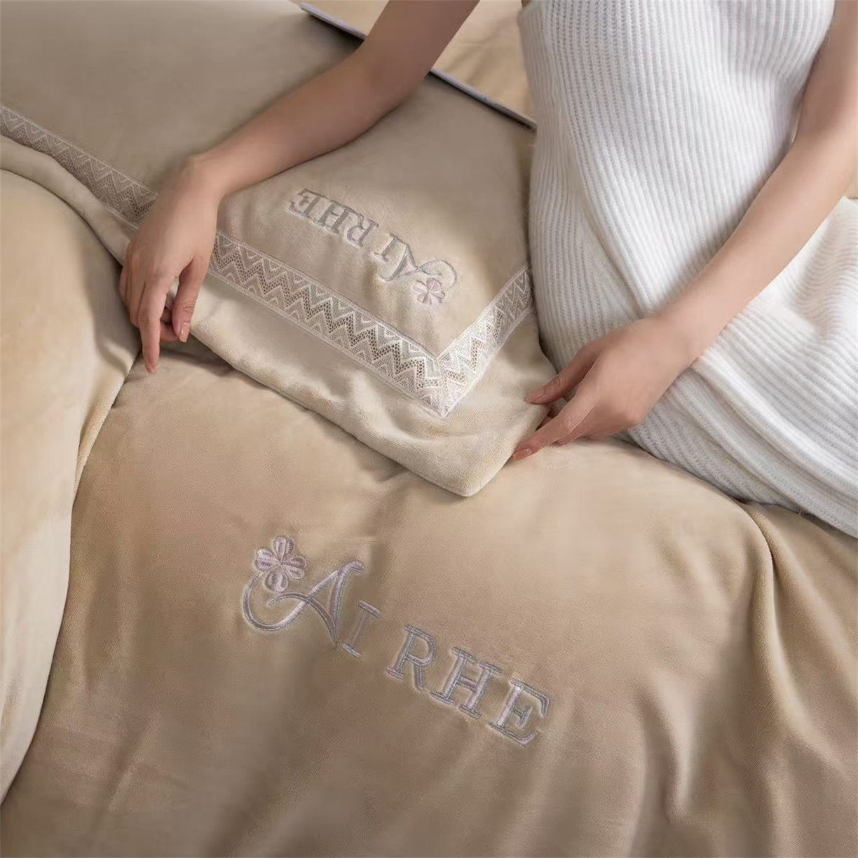 91家纺网 家纺一手货源 找家纺 玖琳家纺 2025新款双面240克全消牛奶绒铂金牛奶绒四件套-罗伦丝系列 卡其