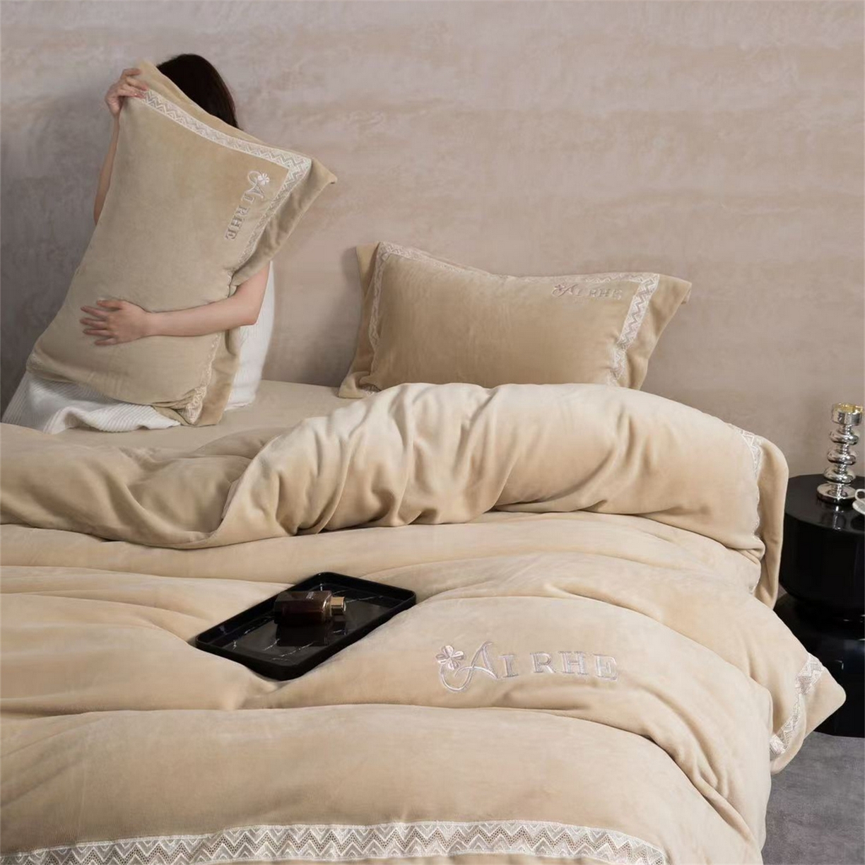 91家纺网 家纺一手货源 找家纺 玖琳家纺 2025新款双面240克全消牛奶绒铂金牛奶绒四件套-罗伦丝系列 卡其