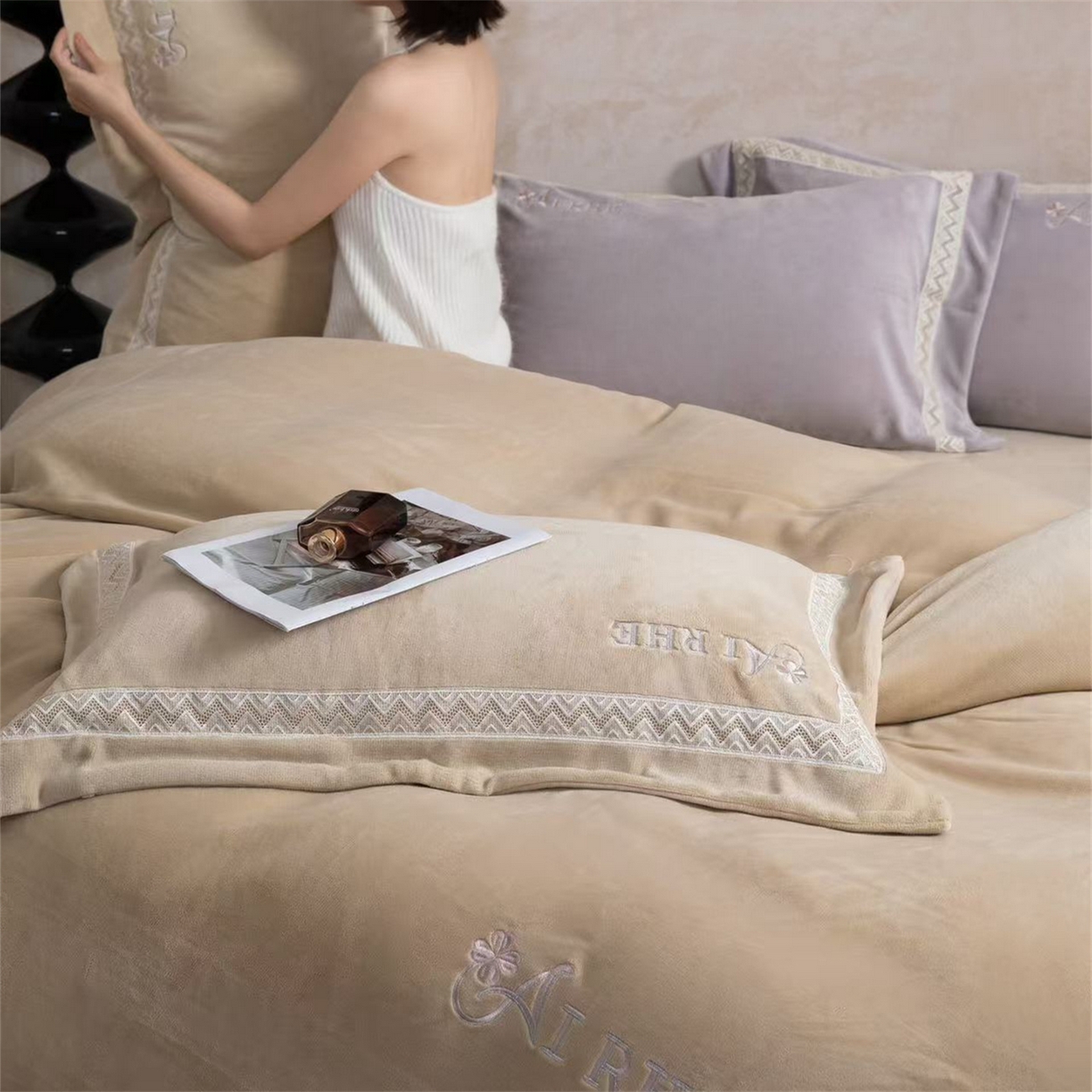 91家纺网 家纺一手货源 找家纺 玖琳家纺 2025新款双面240克全消牛奶绒铂金牛奶绒四件套-罗伦丝系列 卡其