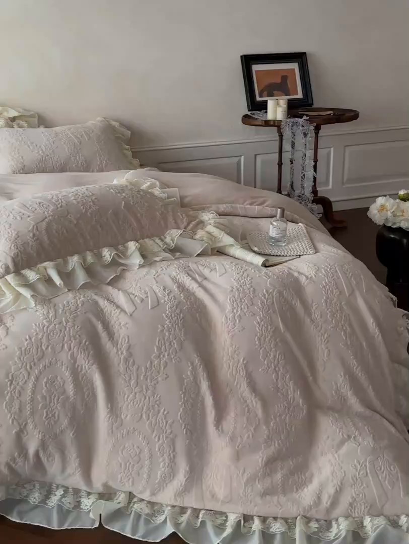 91家纺网 家纺一手货源 找家纺 你好美丽 2025新款立体雕花牛奶绒双层花边四件套-玛丽系列 玛丽咖