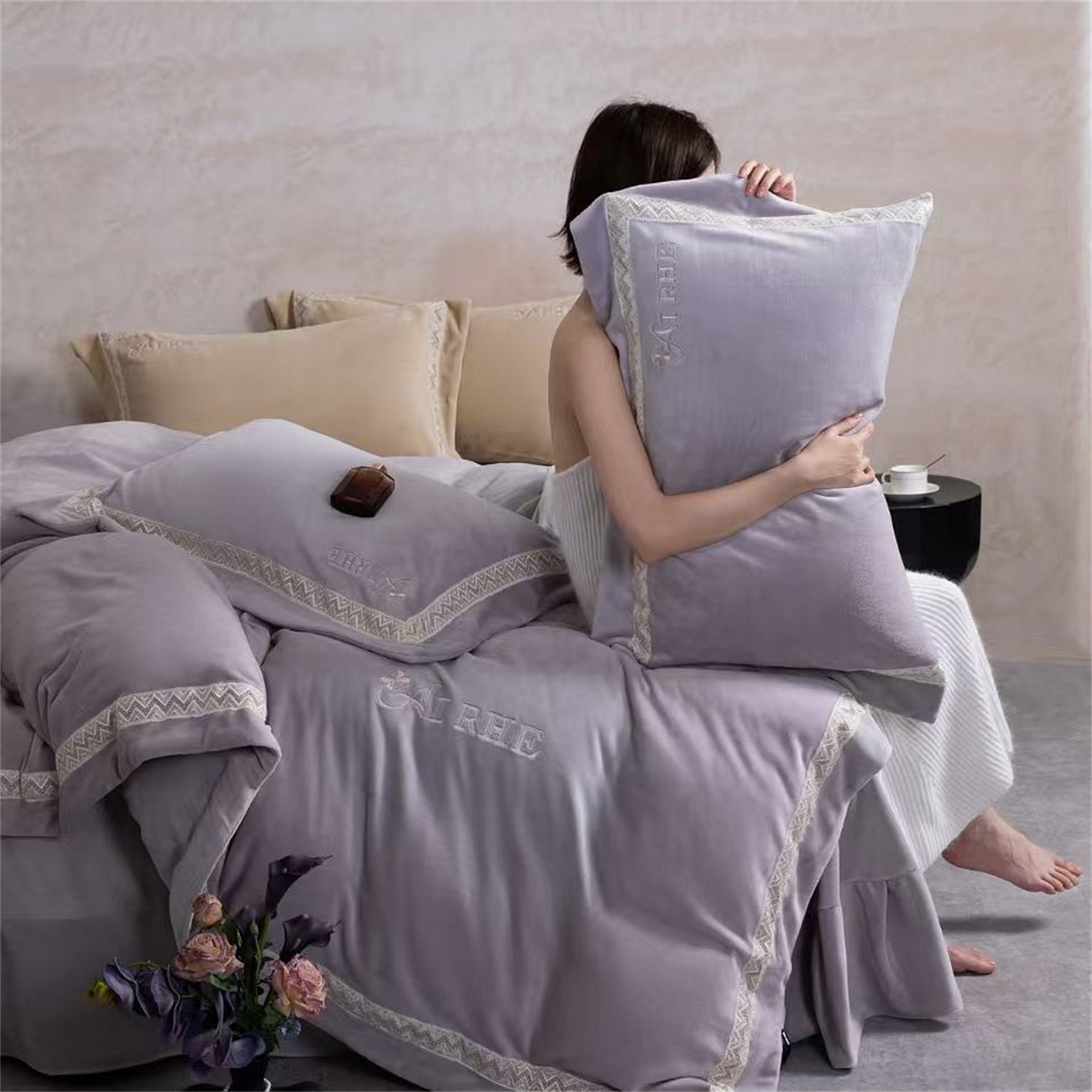 91家纺网 家纺一手货源 找家纺 玖琳家纺 2025新款双面240克全消牛奶绒铂金牛奶绒四件套-罗伦丝系列 魅力紫