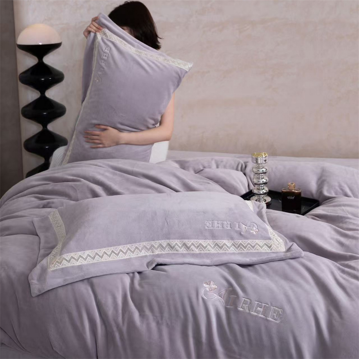 91家纺网 家纺一手货源 找家纺 玖琳家纺 2025新款双面240克全消牛奶绒铂金牛奶绒四件套-罗伦丝系列 魅力紫