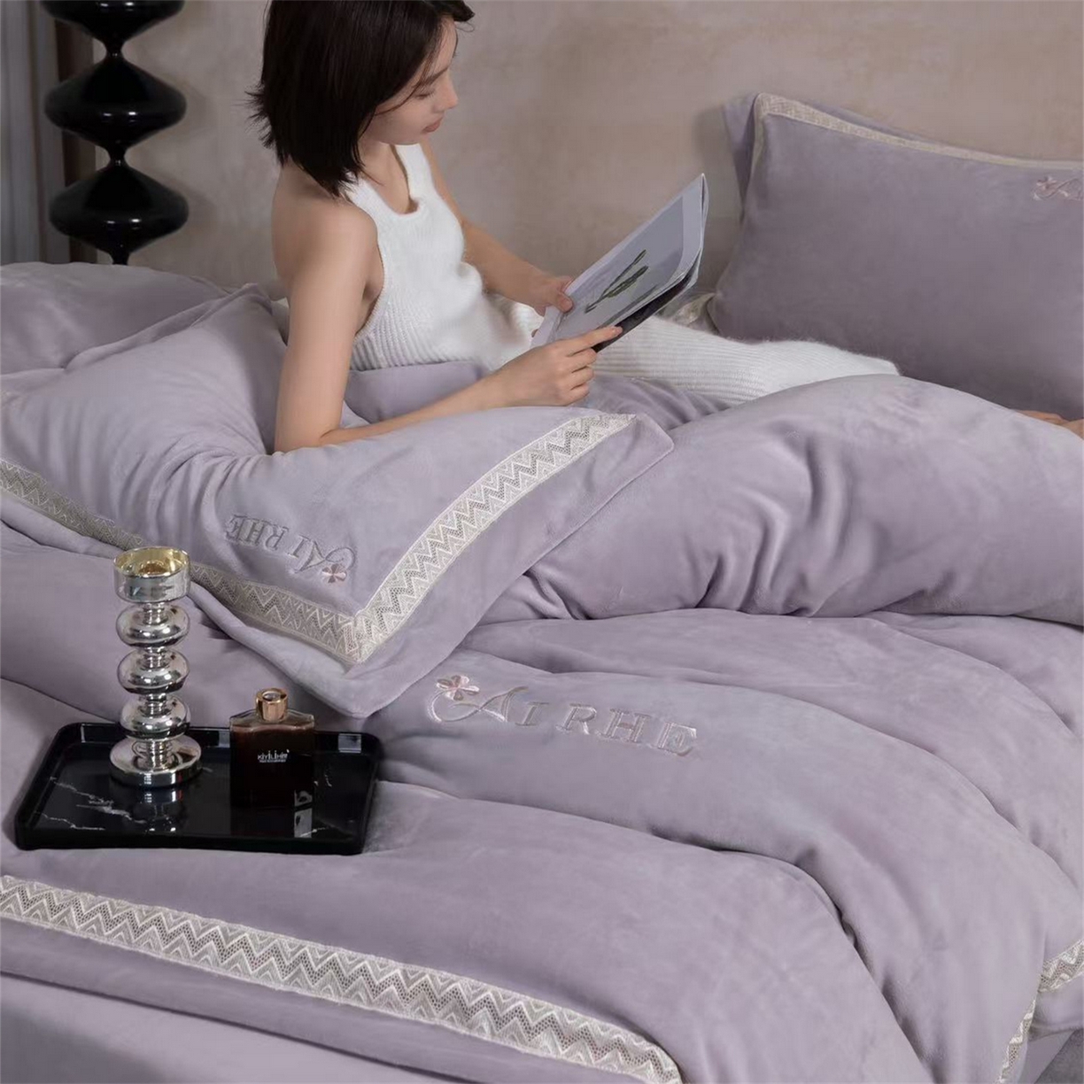 91家纺网 家纺一手货源 找家纺 玖琳家纺 2025新款双面240克全消牛奶绒铂金牛奶绒四件套-罗伦丝系列 魅力紫